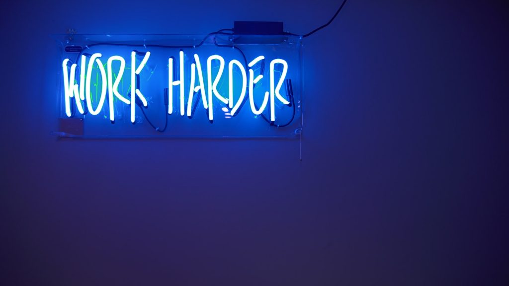 neon azul escrito work harder