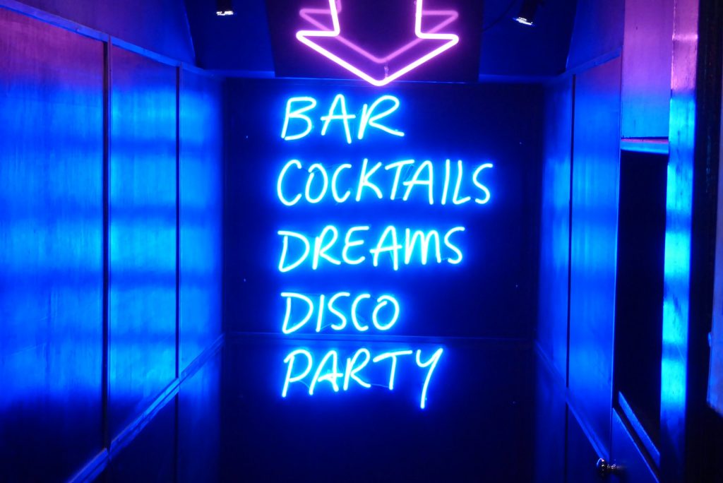 placa neo escrito bar, cocktails, dreams, disco, e party