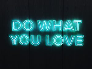 escrito em neon "do what you love"
